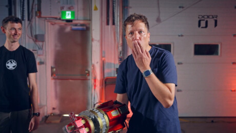 Kan Klaas een betonblok doormidden slaan?